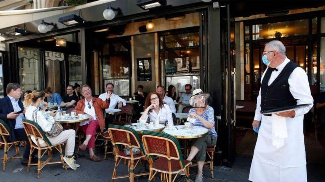 المئات في مطاعم ومقاهي باريس (3)