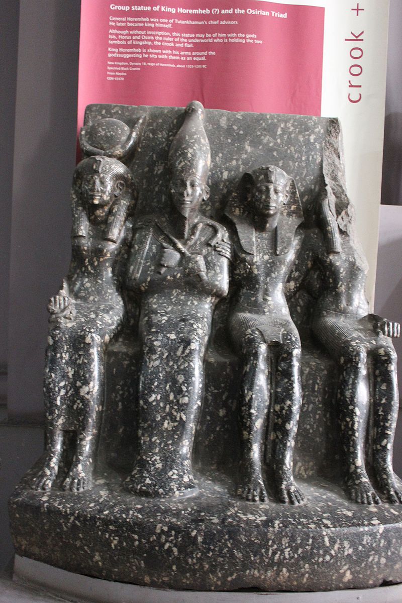 تمثال جماعي للملك حورمحب والثالوث الأوزيري