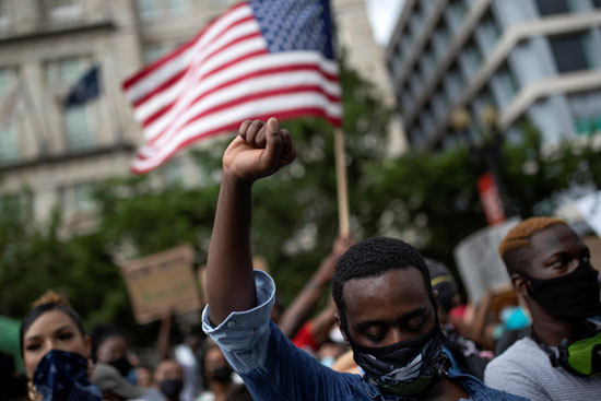 علم أمريكا خلال الاحتجاجات
