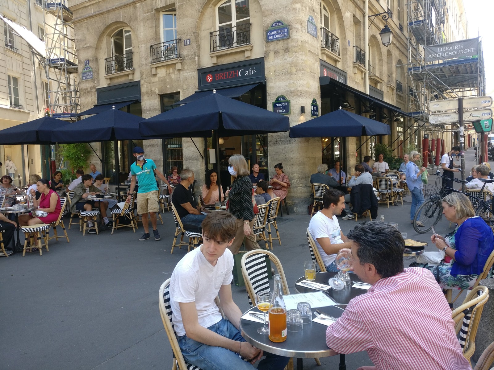 المئات في مطاعم ومقاهي باريس (5)