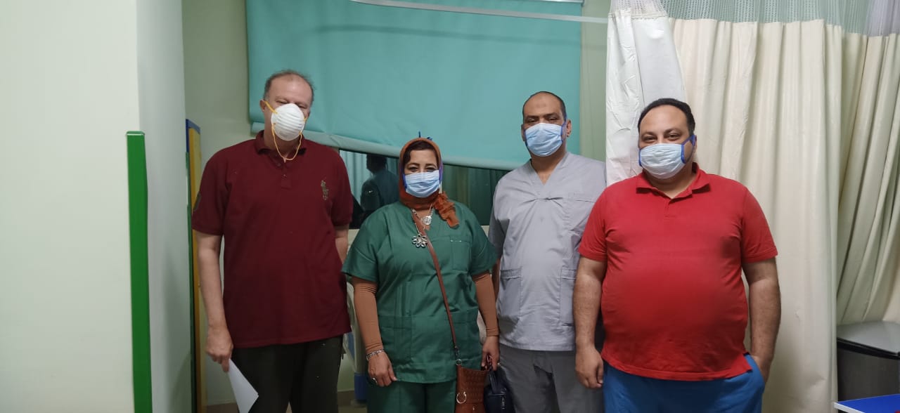 قيادات مستشفى اسنا مع المتعافين
