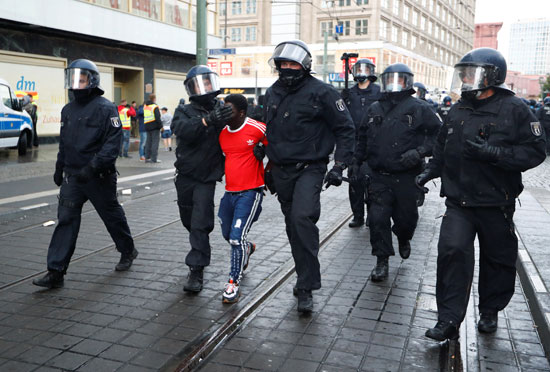 القبض على أحد المحتجين فى برلين