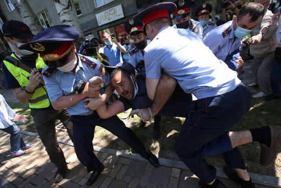 اعتقال متظاهرو المعارضة فى كازاخستان
