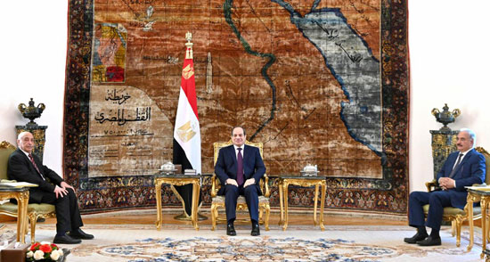 الرئيس-السيسي-يتوسط-المشير-خليفة-حفتر-وعقيلة-صالح