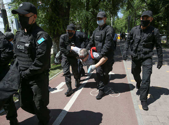 اعتقال محتج فى كازاخستان