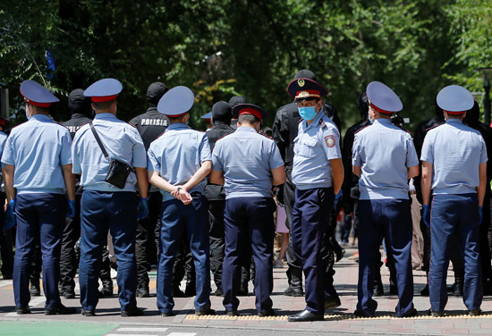 عناصر من شرطة كازاخستان