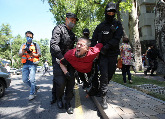 شرطة كازاخستان تعتقل متظاهرى المعارضة