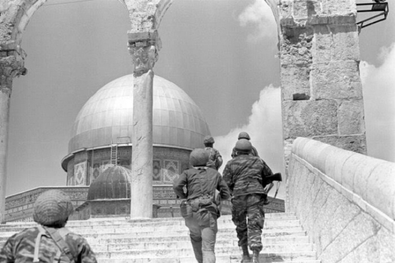جنود دولة الاحتلال الإسرائيلى فى الحرم القدسى بعد يومين من النكسة