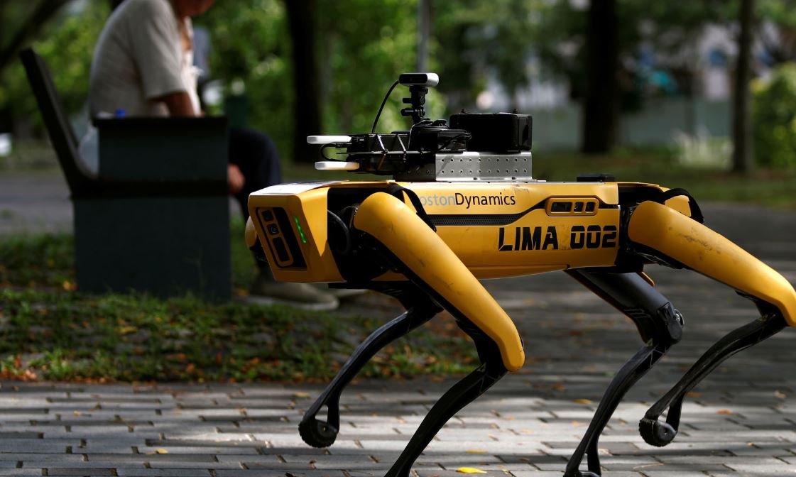 كلب روبوت لمراقبة اجراءات التباعد فى سنغافورة