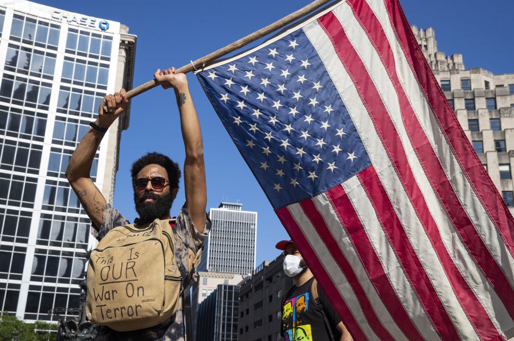 محتجون يحملون العلم الامريكى