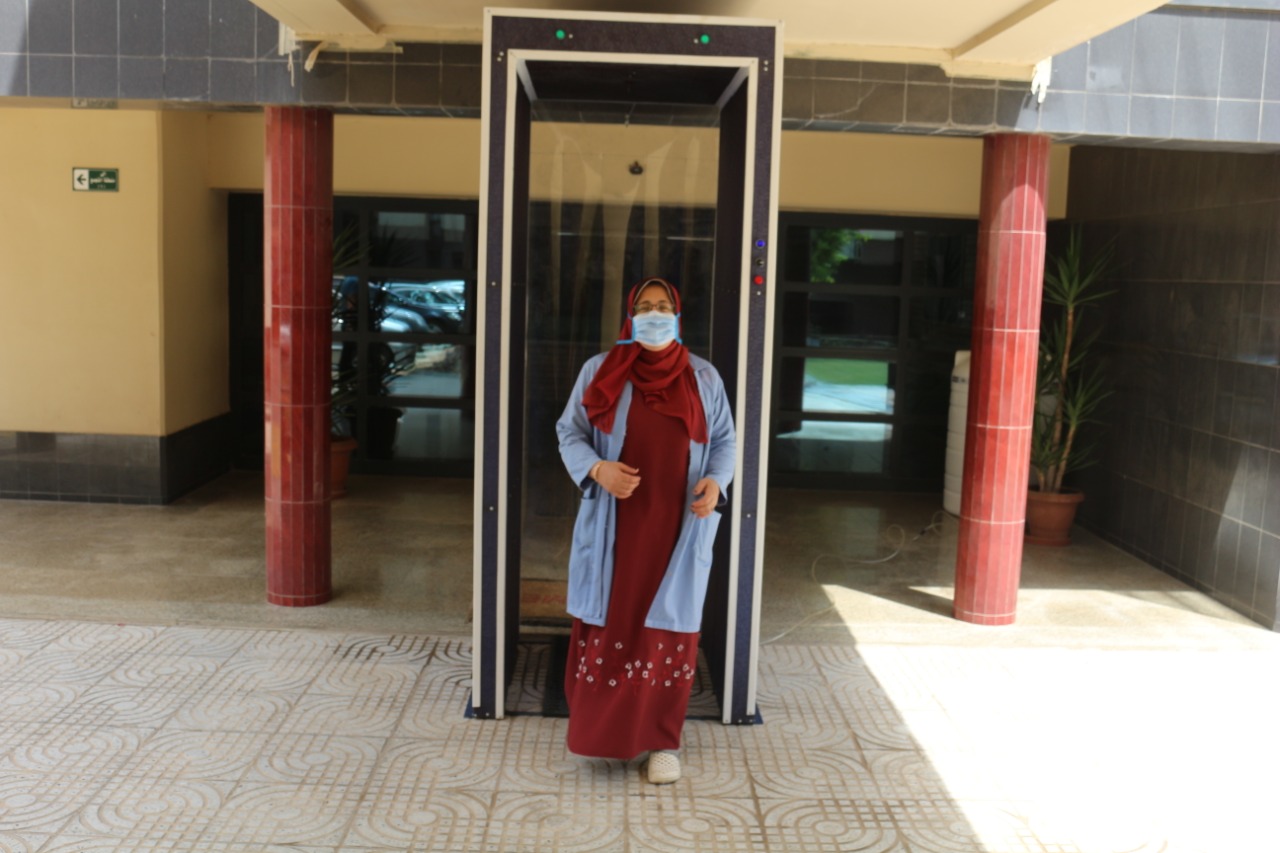جامعة المنصورة تنشر بوابات التعقيم داخل الكليات والمستشفيات والمراكز الطبية (20)
