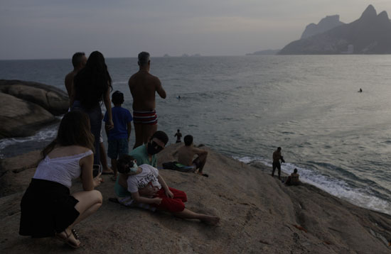 البرازيليون على أحد الشواطىء