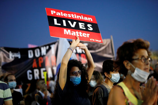 تحمل لافتة حياة الفلسطينين مهمة على غرار  حياة السود مهمة