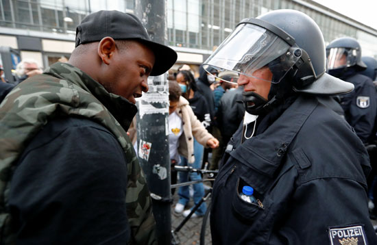 أحد المتظاهرين ومشاحنات مع اللشرطة