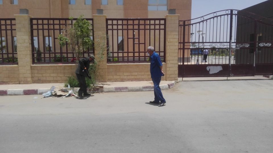 رئيس مدينة إسنا يكلف برفع التراكمات والقمامة أمام مستشفى الحجر الصحى (5)