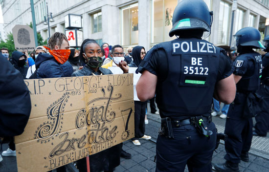 الشرطة والمتظاهرين