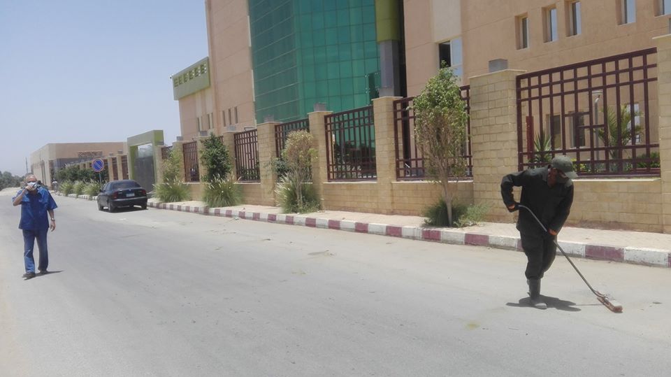 رئيس مدينة إسنا يكلف برفع التراكمات والقمامة أمام مستشفى الحجر الصحى (1)