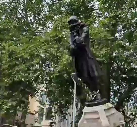 تدمير تمثال في بريطانيا