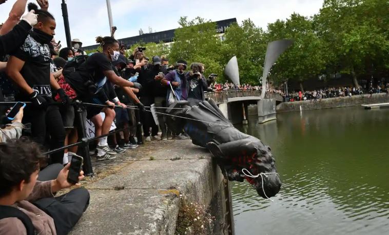 إلقاء تمثال في بريطانيا في المياه