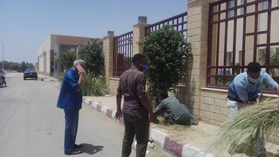 رئيس مدينة إسنا يكلف برفع التراكمات والقمامة أمام مستشفى الحجر الصحى (4)
