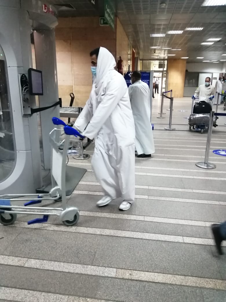 مطار الأقصر يشهد أول رحلة دولي بعودة 136 مصرى عالقين بدولة الكويت (1)