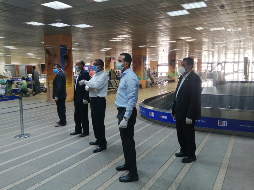 مطار الأقصر يشهد أول رحلة دولي بعودة 136 مصرى عالقين بدولة الكويت (2)