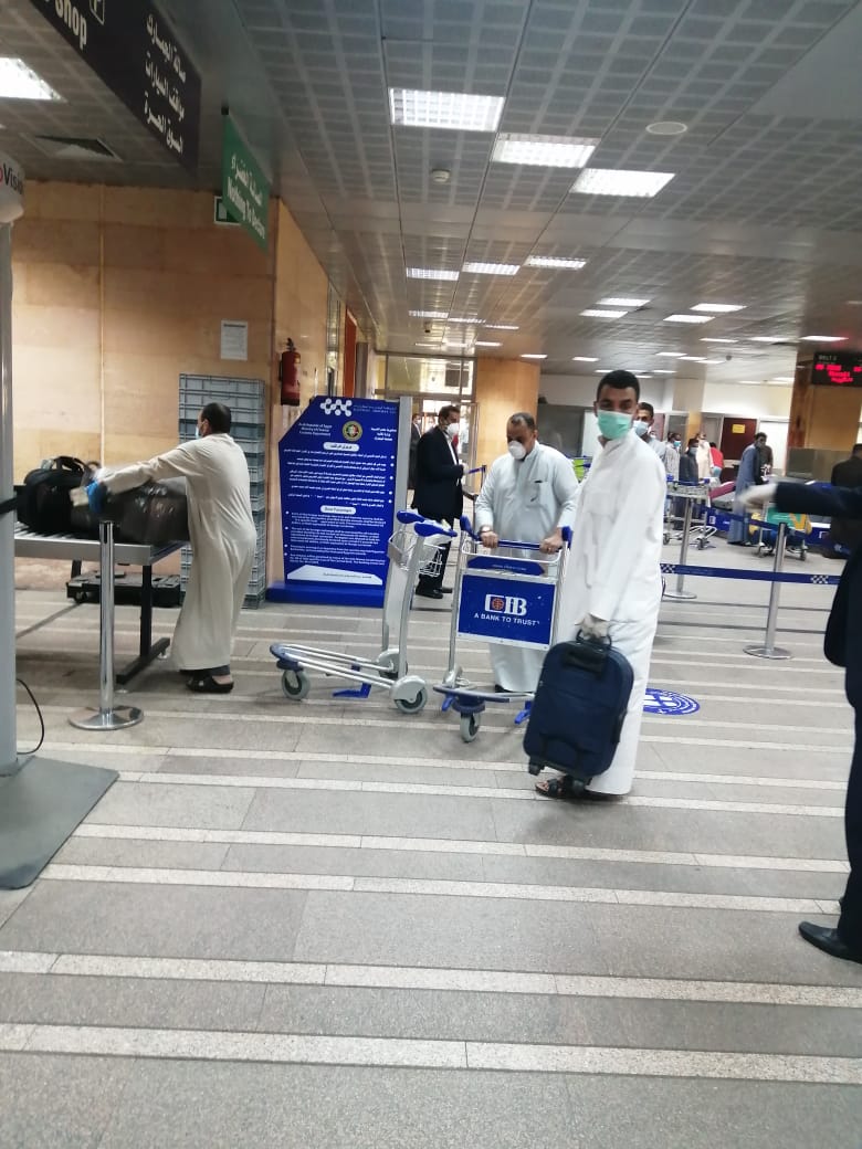 مطار الأقصر يشهد أول رحلة دولي بعودة 136 مصرى عالقين بدولة الكويت (3)