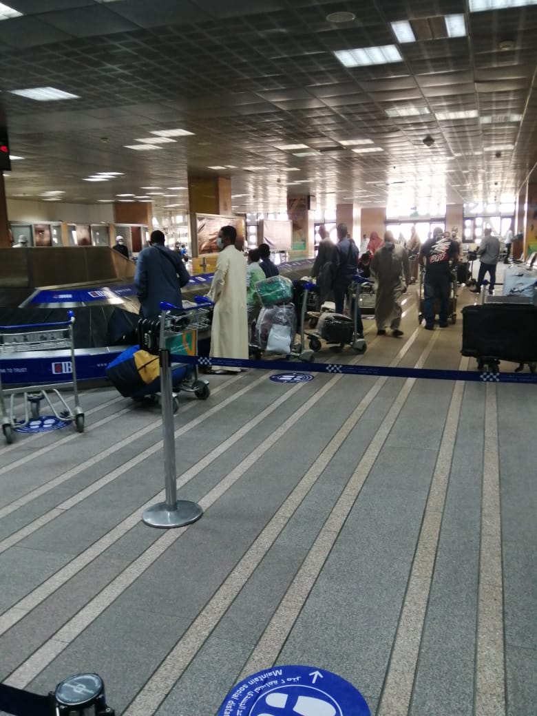 مطار الأقصر يشهد وصول ثانى رحلة دولية تقل 152 مصرياً عالقاً بدولة الكويت (10)