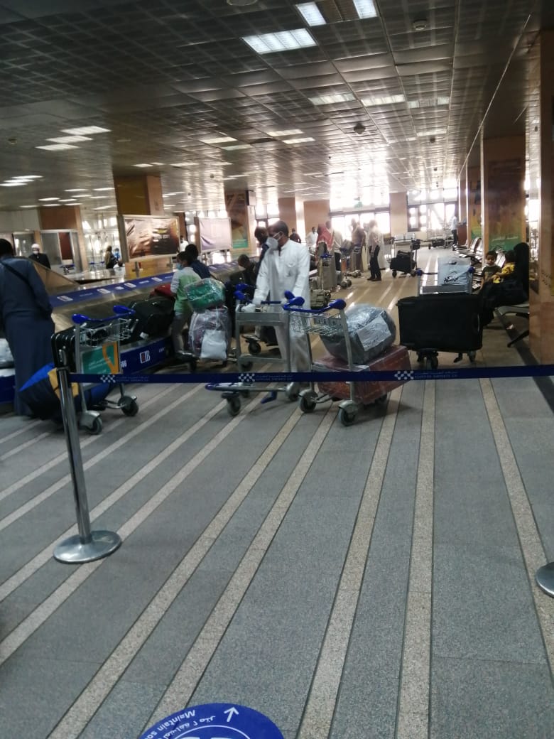 مطار الأقصر يشهد وصول ثانى رحلة دولية تقل 152 مصرياً عالقاً بدولة الكويت (1)