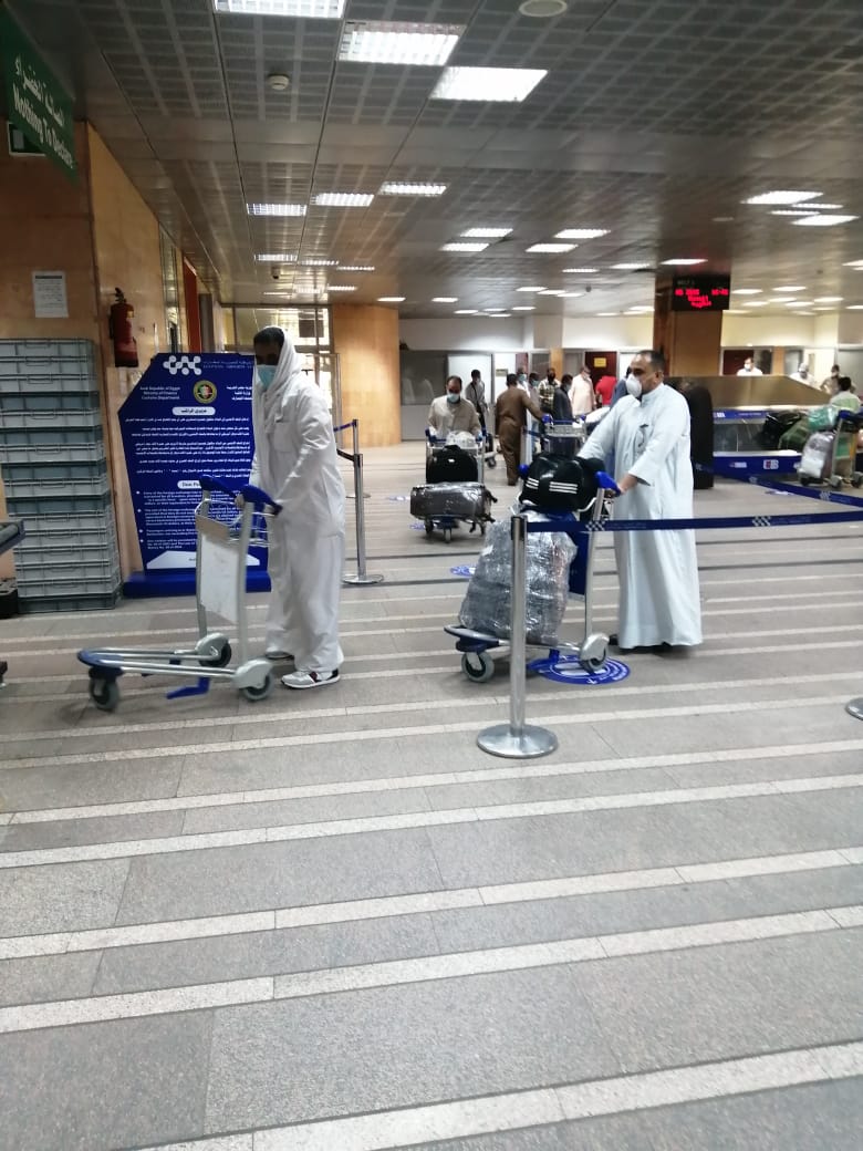 مطار الأقصر يشهد أول رحلة منذ 3 شهور بعودة 136 مصريا  (6)