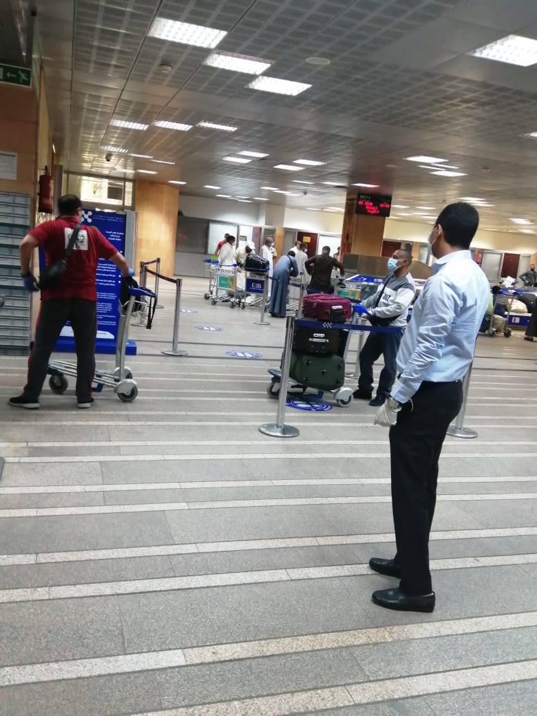 مطار الأقصر يشهد وصول ثانى رحلة دولية تقل 152 مصرياً عالقاً بدولة الكويت (9)