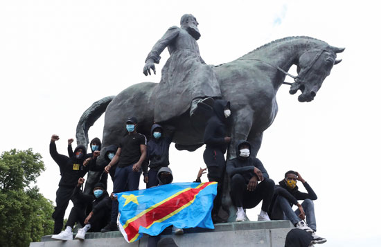 40970-المتظاهرون-يحتلون-التمثال-ويضعون-علم-الكونغو