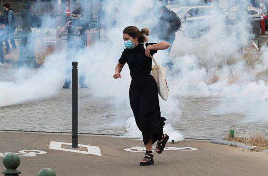 الشرطة البلجيكة تطلق الغاز المسيل للدموع