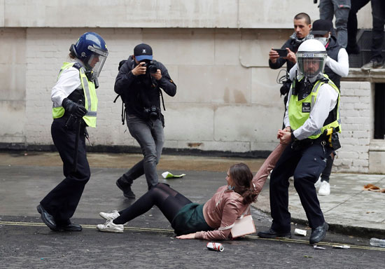 الشرطة البريطانية تسحل فتاة شاركت فى الاحتجاجات