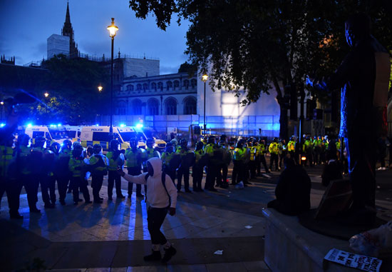 عناصر الشرطة البريطانية تتصدى للاحتجاجات