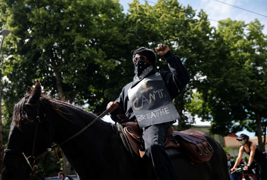 أحد المتظاهرين بالأحصنة