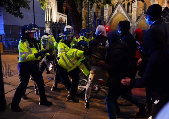 الشرطة البريطانية تشتبك مع المتظاهرين