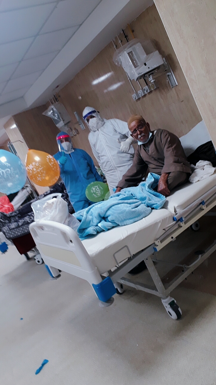 أجواء احتفالية في مستشفى عزل ملوي لرفع الروح المعنوية للمرضى (2)