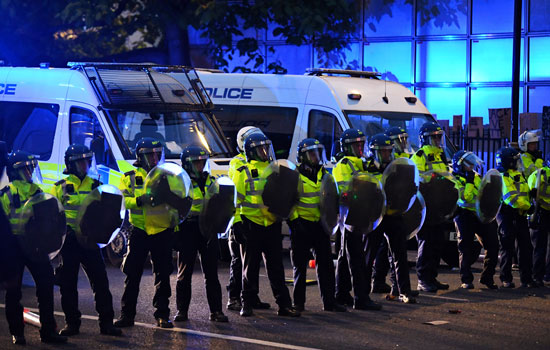 العنف بين الشرطة البريطانية والمحتجين