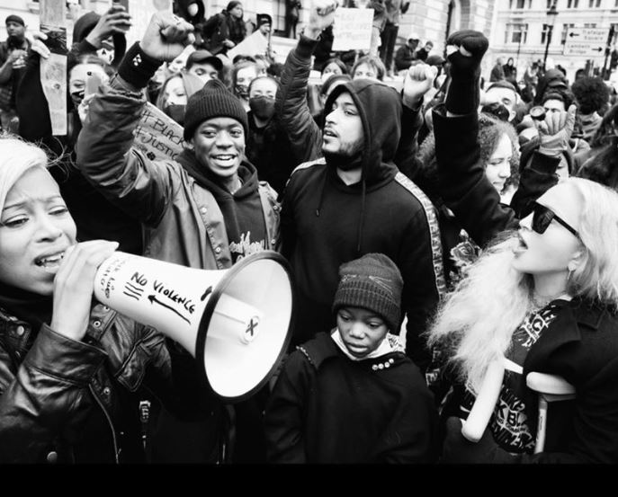 مادونا وأطفالها في مظاهرات لندن (4)