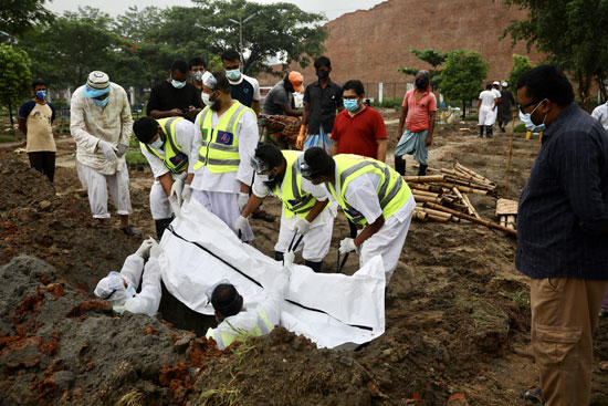 دفن أحد المتوفيين بكورونا فى دكا بالهند
