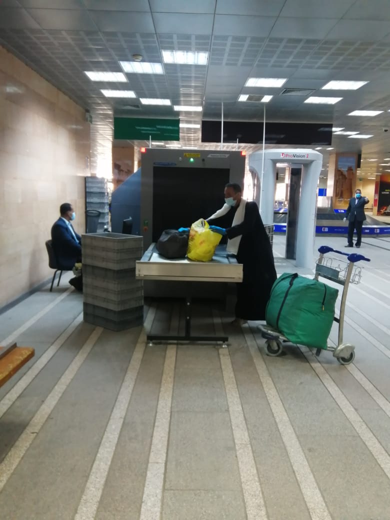 مطار الأقصر يشهد أول رحلة منذ 3 شهور بعودة 136 مصريا  (8)