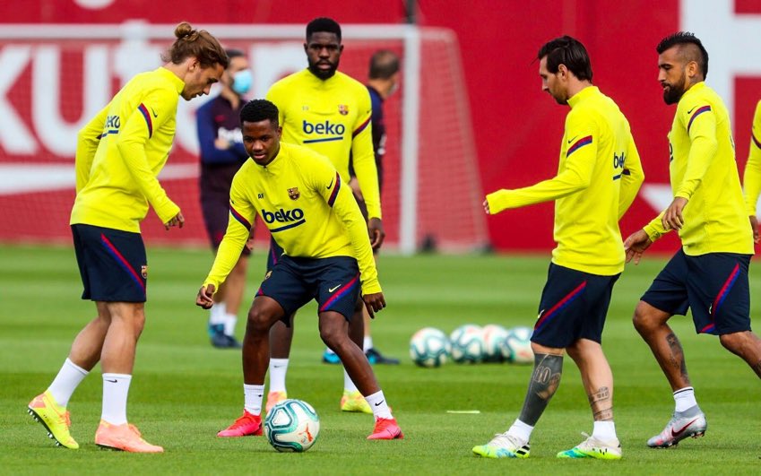 ميسي يتدرب مع لاعبى برشلونة