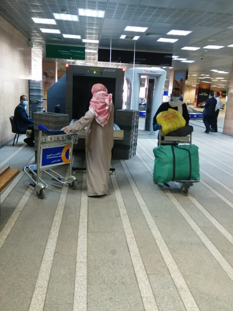 مطار الأقصر يشهد أول رحلة منذ 3 شهور بعودة 136 مصريا  (21)