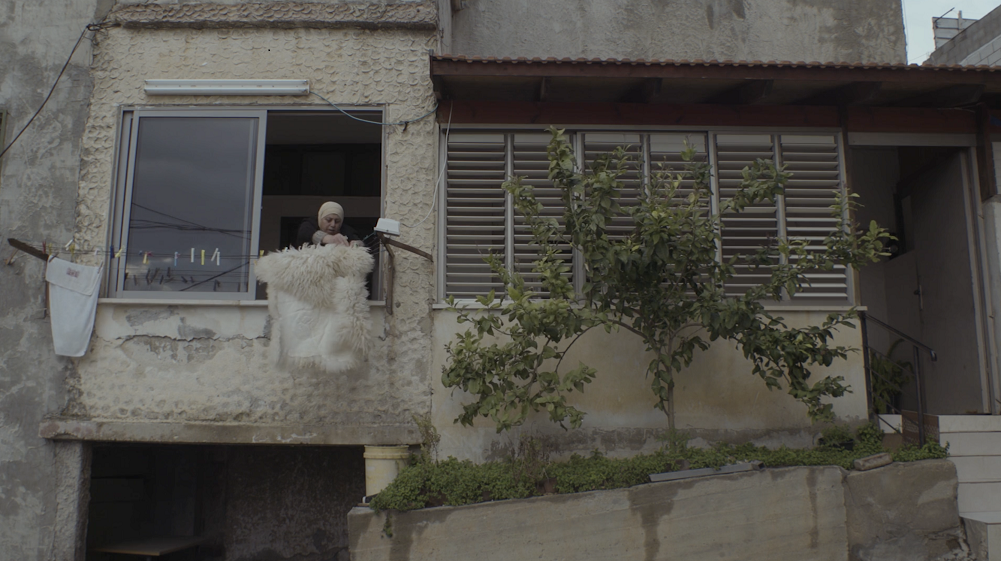 إيناس حلبي كسلسلة من الخرز (لقطة من الفيلم)