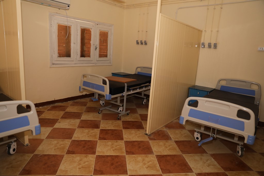 نائب المحافظ يتفقد مستشفى حميات سوهاج (27)