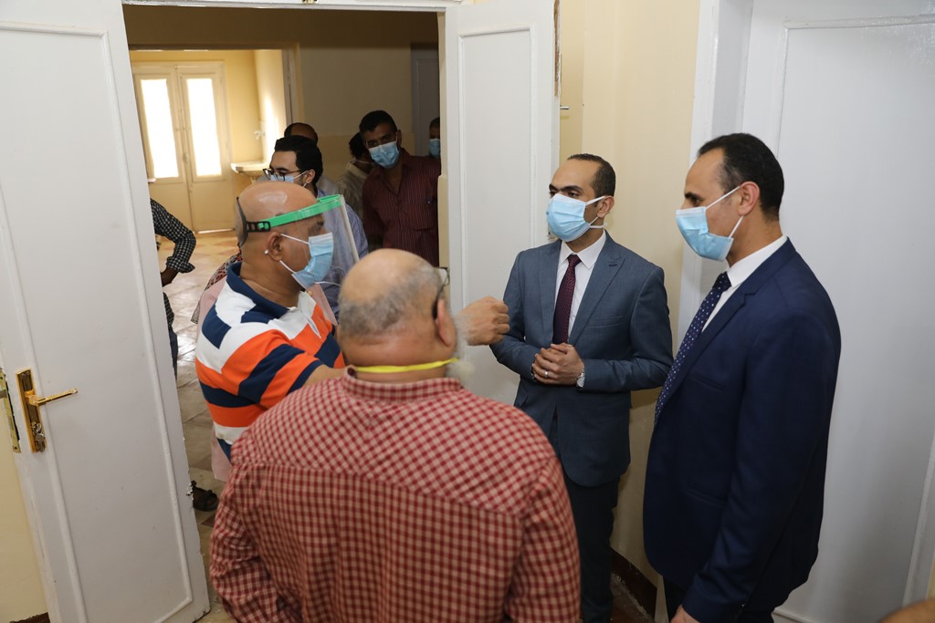 نائب المحافظ يتفقد مستشفى حميات سوهاج (26)
