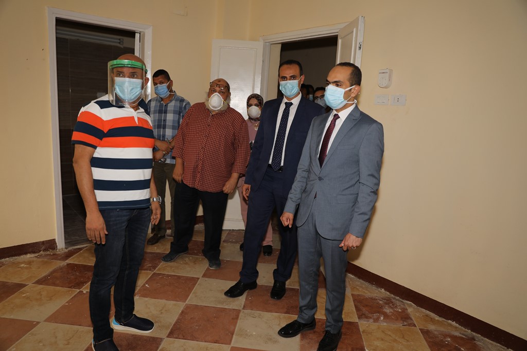 نائب المحافظ يتفقد مستشفى حميات سوهاج (23)