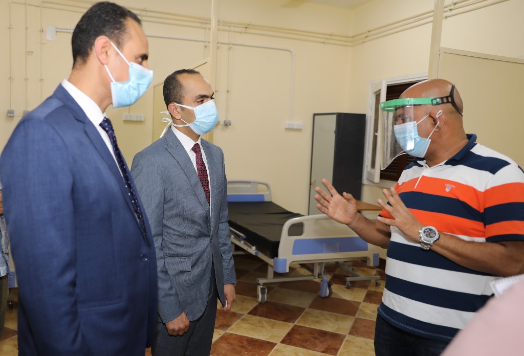 نائب المحافظ يتفقد مستشفى حميات سوهاج (2)