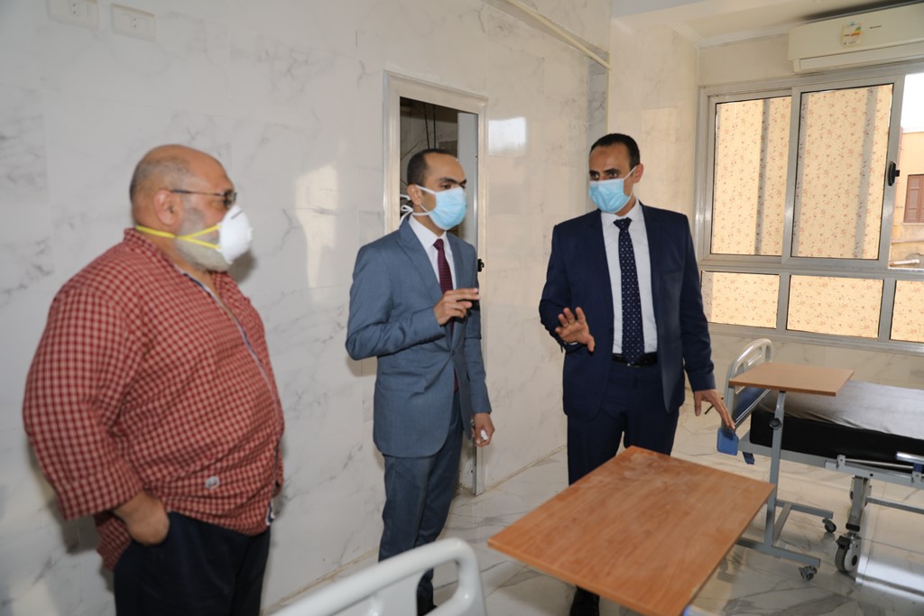 نائب المحافظ يتفقد مستشفى حميات سوهاج (14)